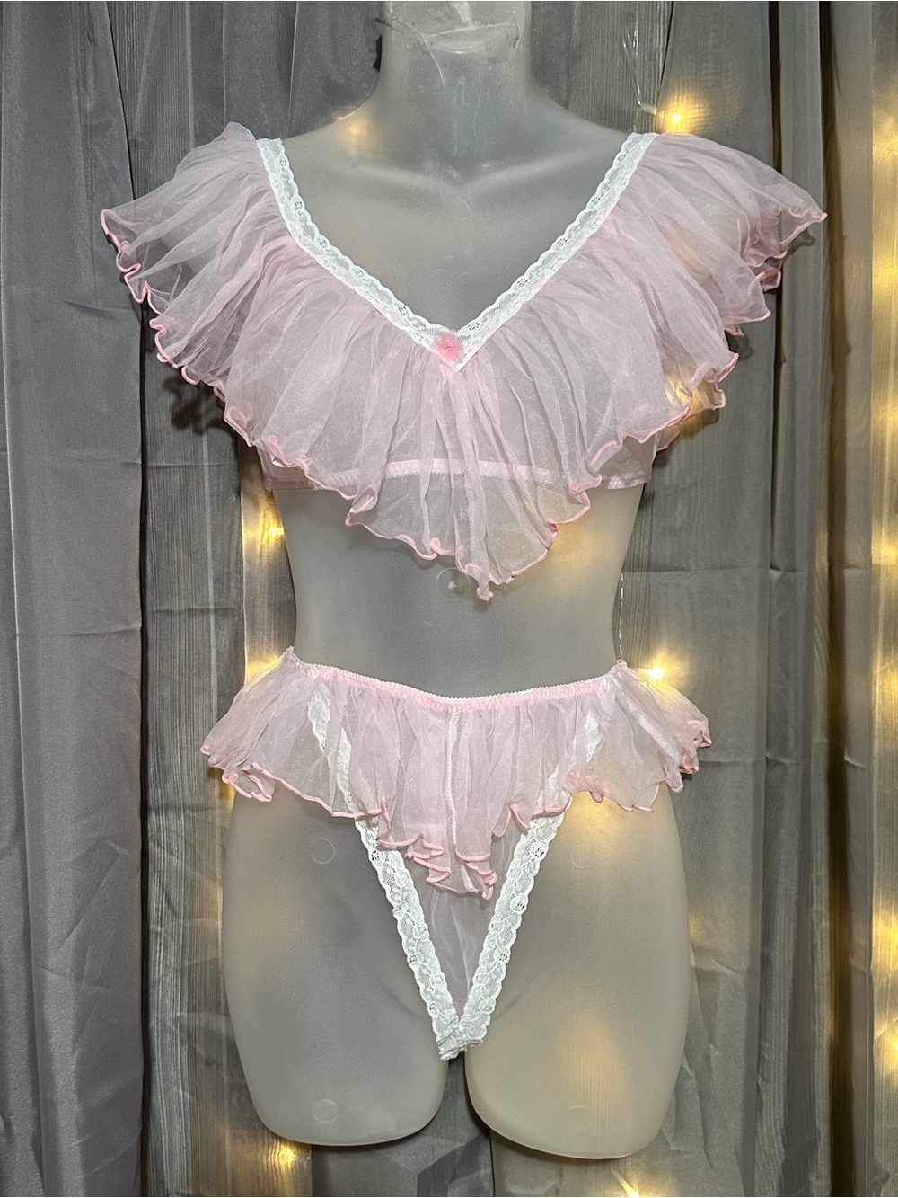 Deadstock Frederick’s of Hollywood baby pink lace ruffle 2 piece lingerie set